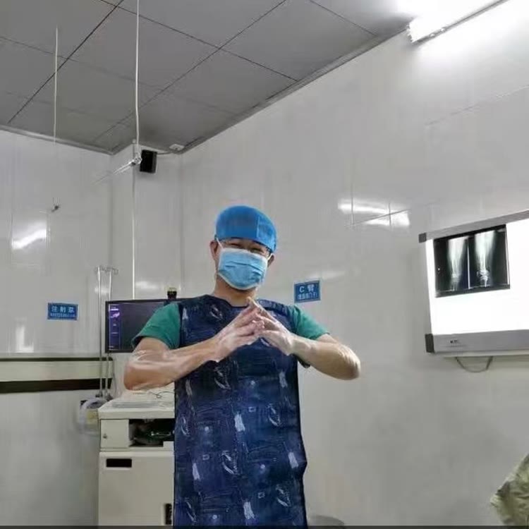 儿童骨科邱俏峰