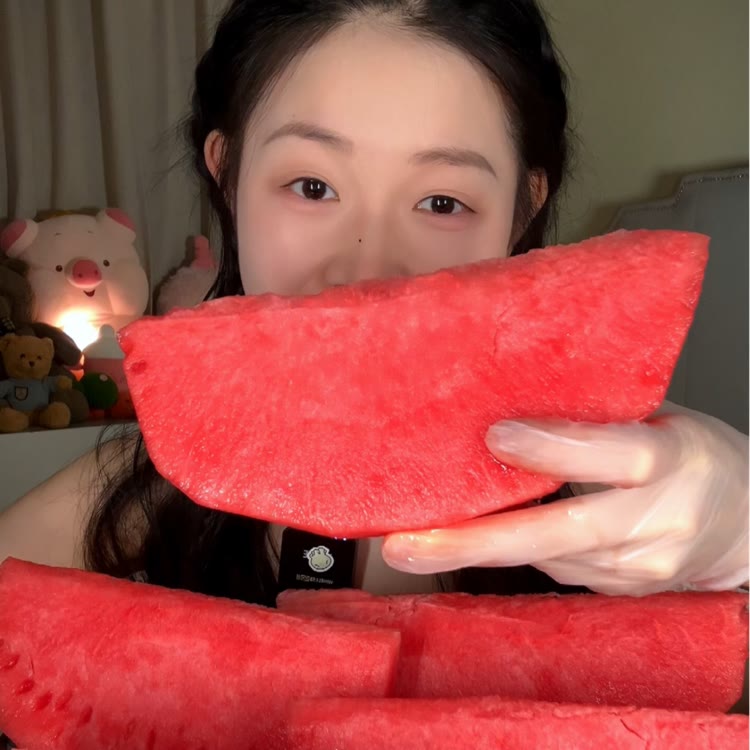 快手美食排行榜第26名小张不张U,新榜指数816.334911681444,新增作品数1,播放数22.93w,点赞数1.04w,评论数743,分享数3489,新增粉丝数2621,累计粉丝数103.91w